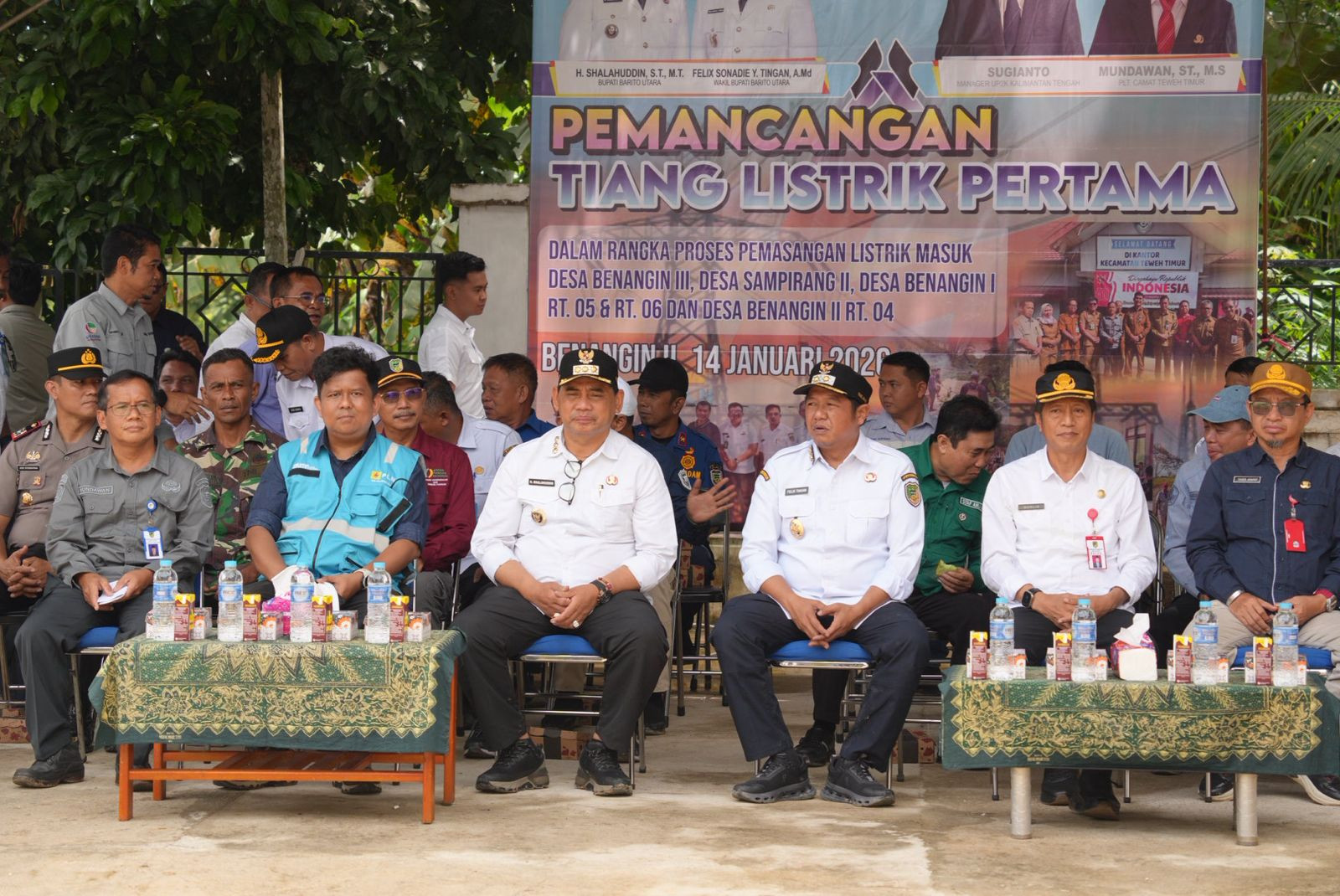 Bupati Barito Utara Resmikan Pemancangan Tiang Listrik Perdana di Benangin Dan Sampirang
