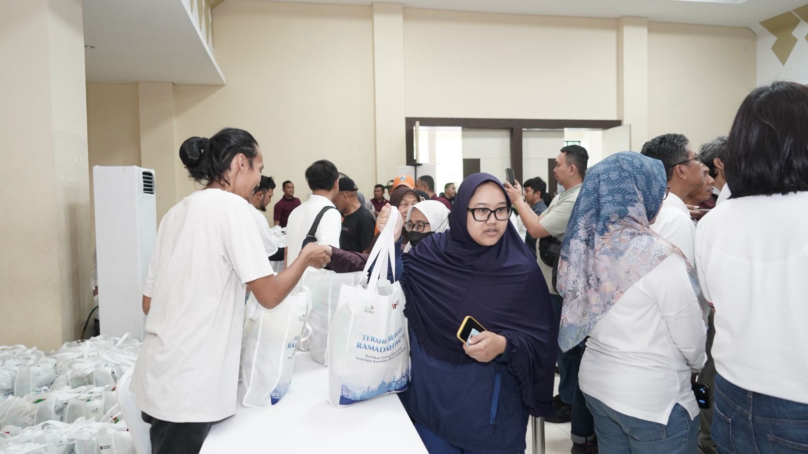 Sembako Murah PLN Diserbu Warga, Programnya Juga Bantu Listrik Puskesmas hingga Rumah Ibadah