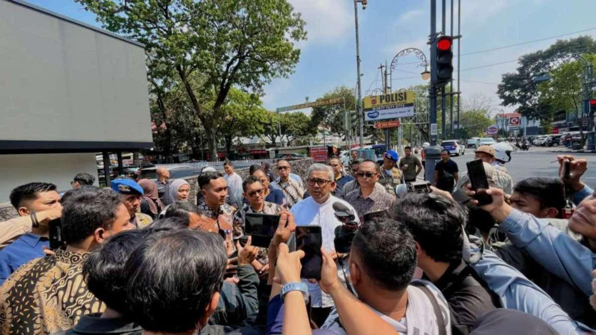 10 Pohon Tua di Jalan Riau Bandung Ditebang, Farhan Minta Gakkum KLH Turun Tangan