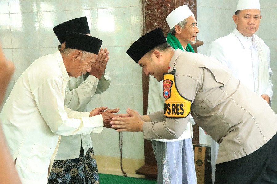 Kapolres Gresik Sholat Jumat di Masjid Ainul Yaqin Wringinanom, Ajak Warga Jaga Kamtibmas Selama Ramadan