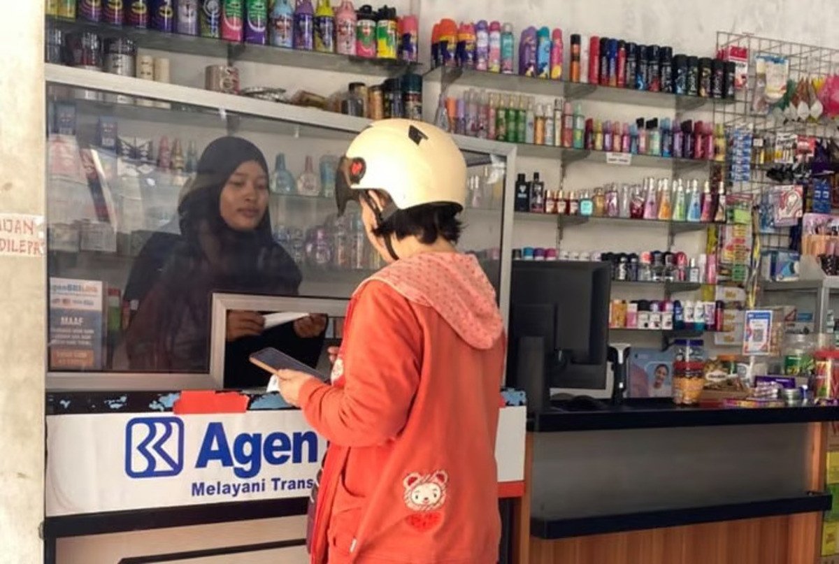 Sri_Asih,_Perempuan_Tangguh_di_Balik_Layanan_AgenBRILink,_Permudah_Transaksi_Warga_Kutoarjo_(1).jpg