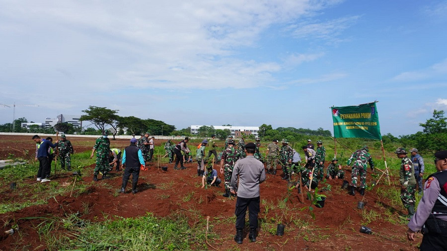 Hijaukan Depok! Kodim 0508 Bersama Warga Tanam Pohon di Area Kampus UIII