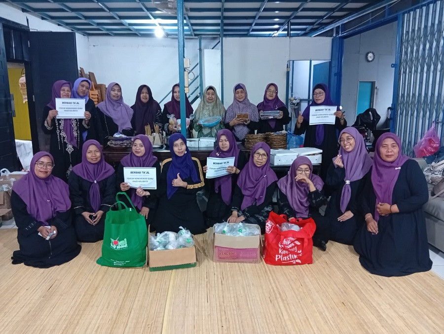  Ramadhan Ceria, Forum Komunikasi Guru PAUD Kalibata (FK PAUD Kalibata) Bagikan Takjil 